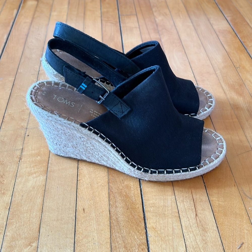 Tom’s wedge sandals, size 8, black/tan